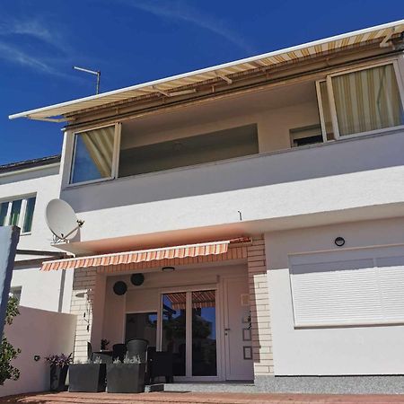 Guesthouse Nadia セニ エクステリア 写真