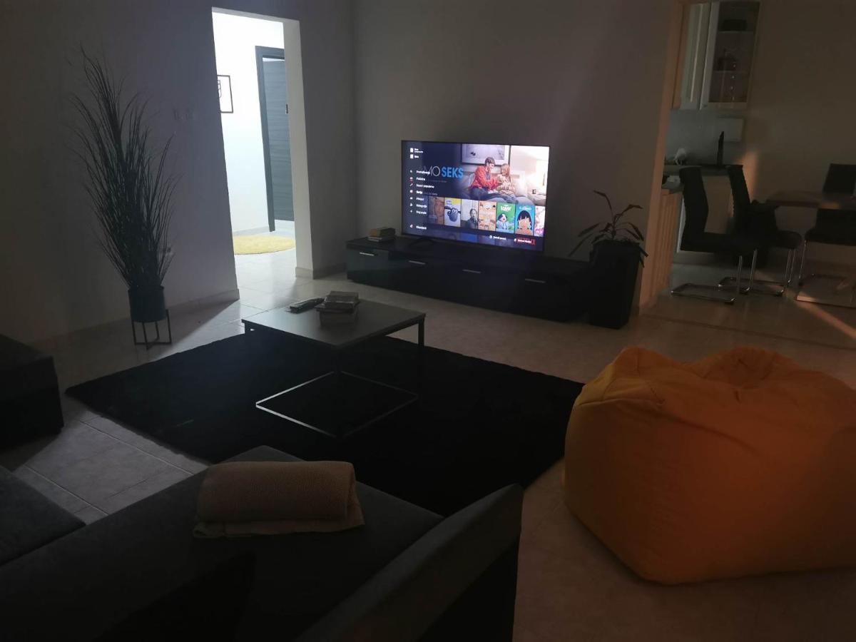 Guesthouse Nadia セニ エクステリア 写真