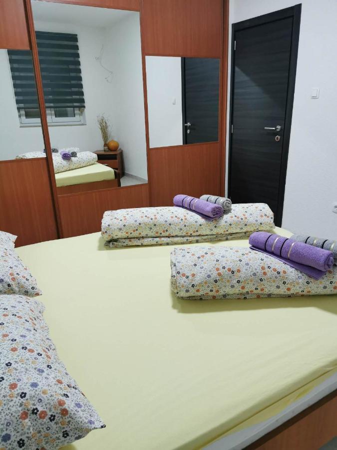 Guesthouse Nadia セニ エクステリア 写真