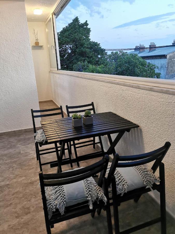 Guesthouse Nadia セニ エクステリア 写真