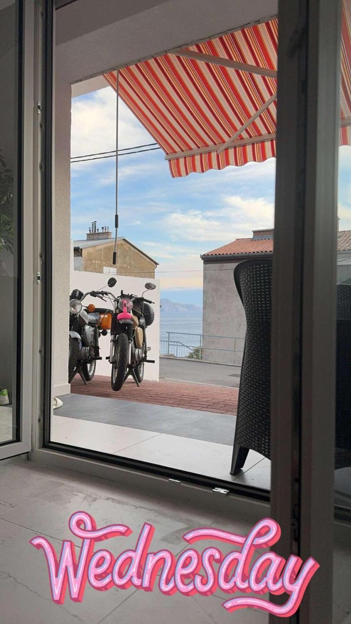 Guesthouse Nadia セニ エクステリア 写真
